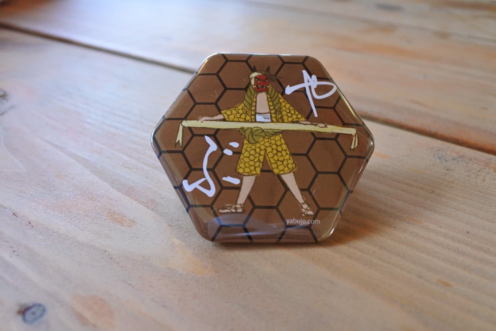 ヤブ亀甲型缶バッジ（ヤブ全身イラスト）