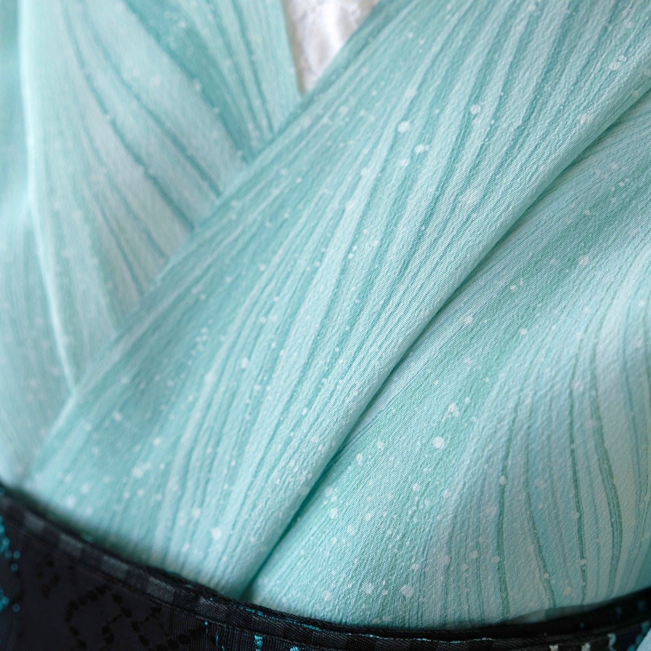 「水天一碧」大矢羽柄×ピーコック柄×ドット〜洗えるきもの（シルジェリー）〜