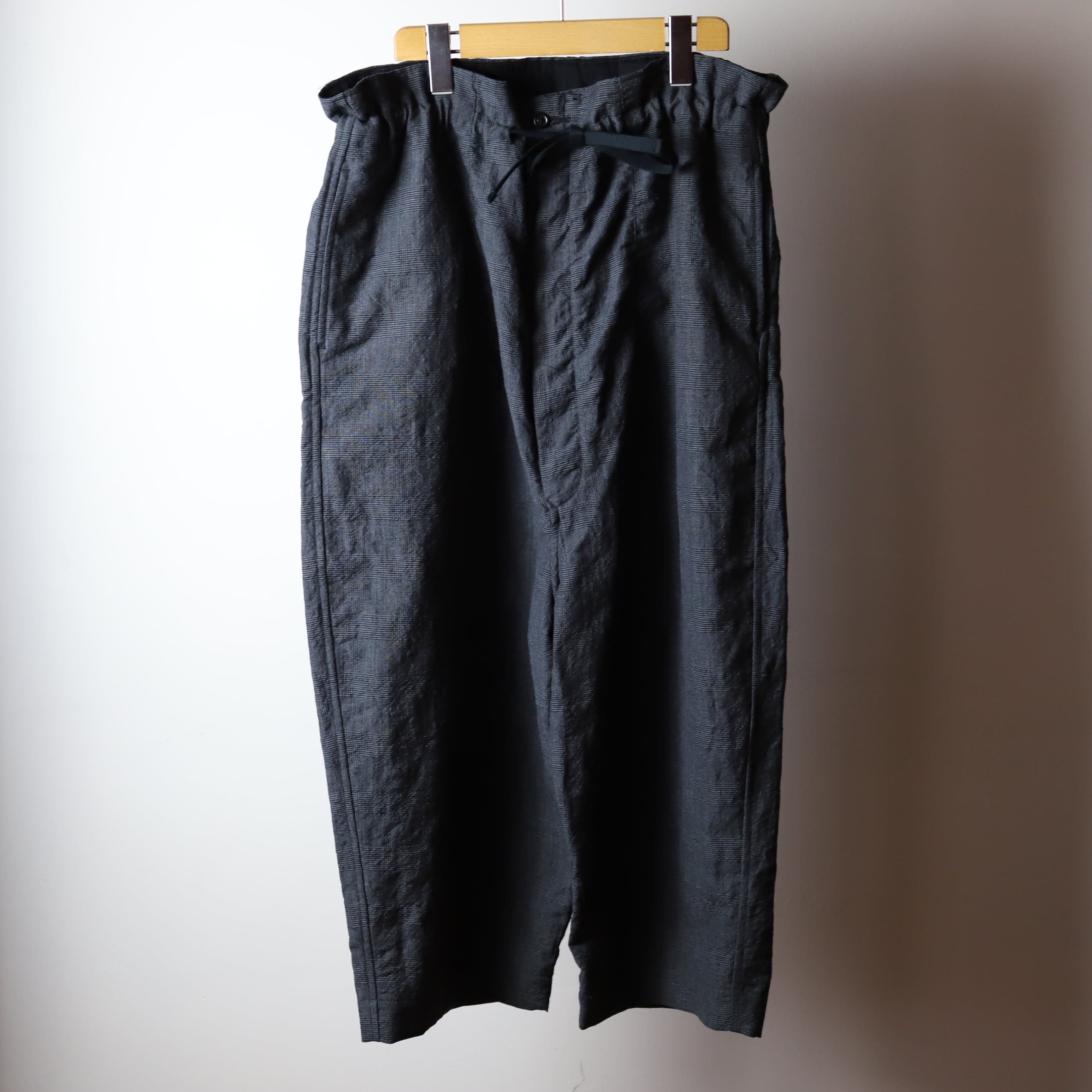 MAATEE&SONS / MUSOU TROUSER / 俺のsummer wool / CHARCOAL | TIBETAN