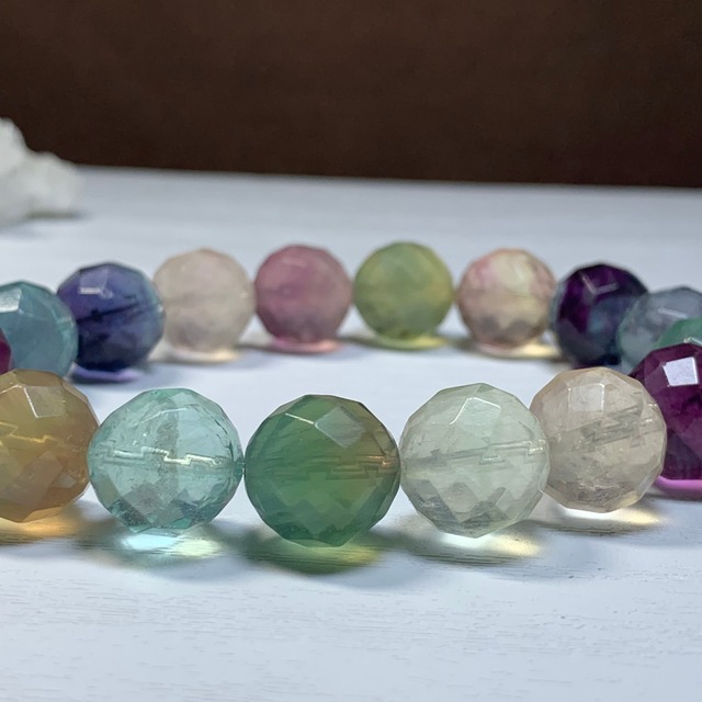 no5.多彩な変わった色合いフローライト・ブレスレット