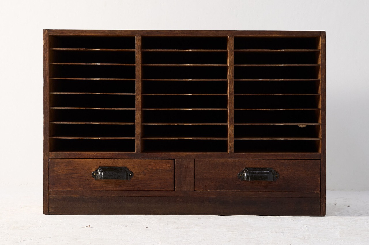 可愛らしい取手の三列多段仕分け棚