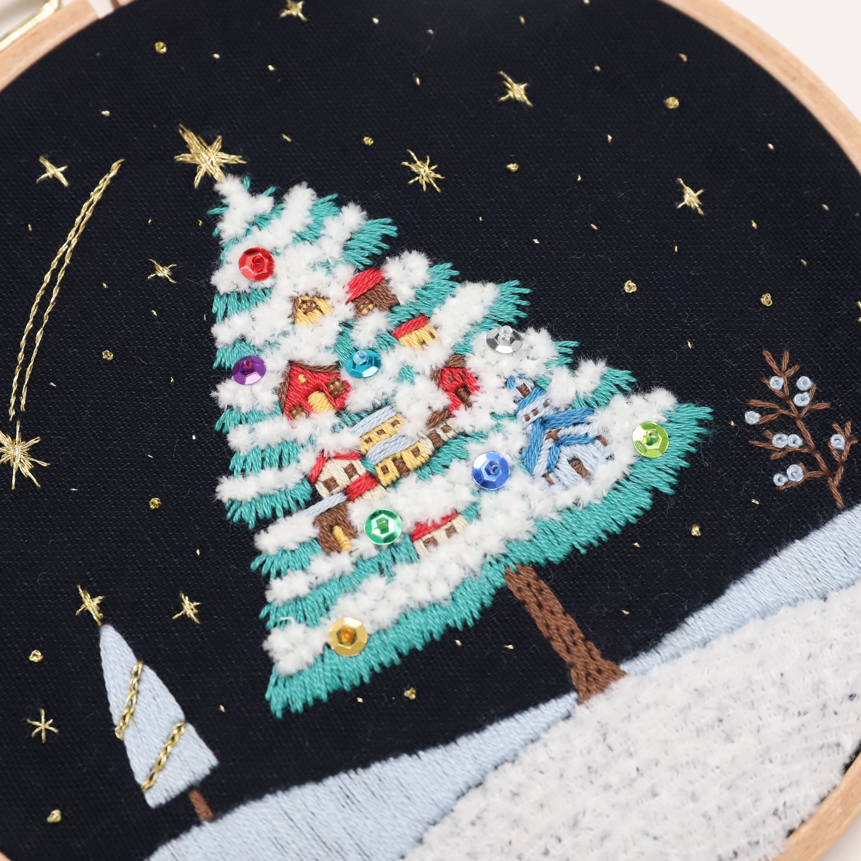 刺繍キット 「ツリーの街が生まれる雪原」《空想街雑貨店》