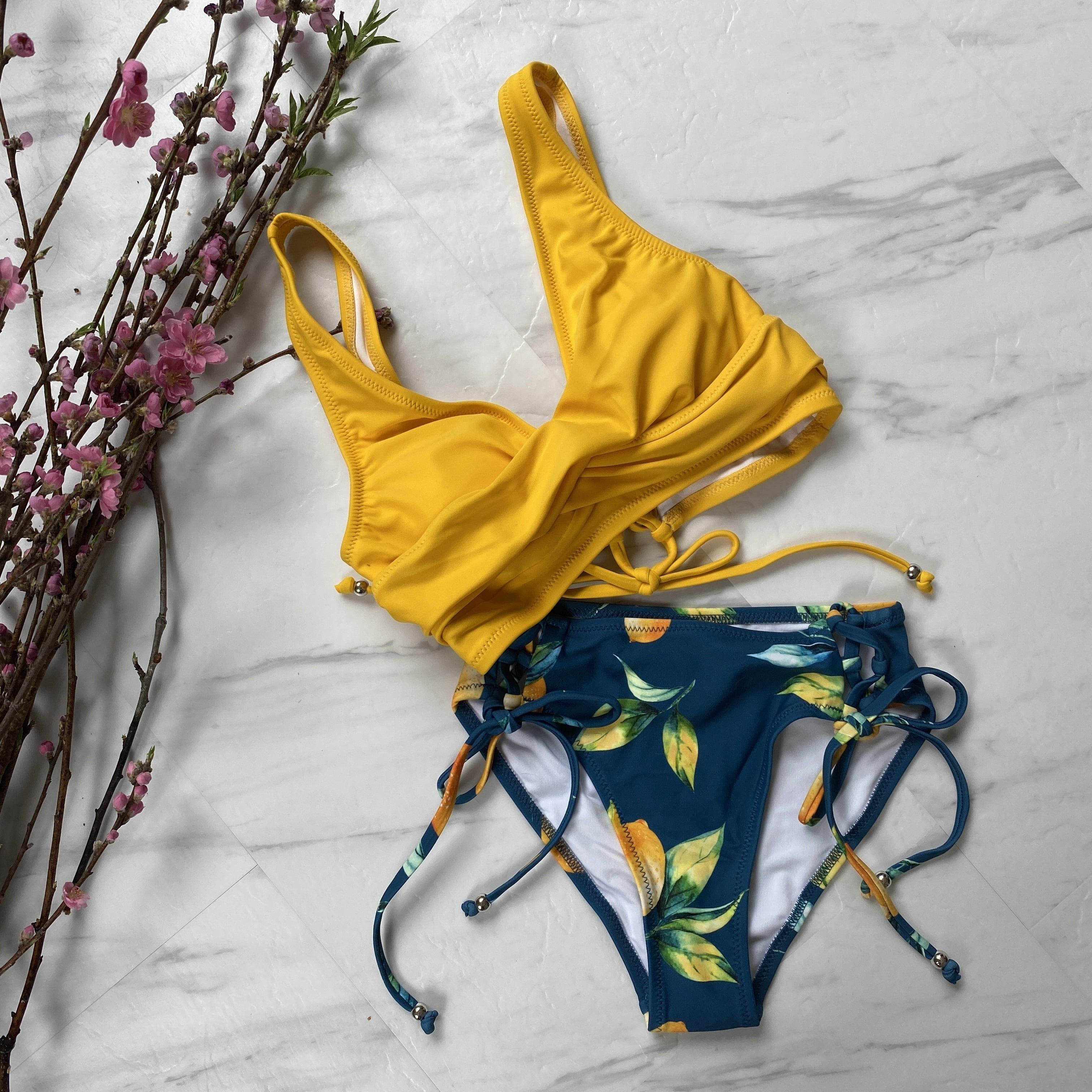 【関税送料込】CUPSHE イエロー 花柄 レースアップ水着 CUPSHE】 イエロー フローラル レースアップ ビキニ 即納