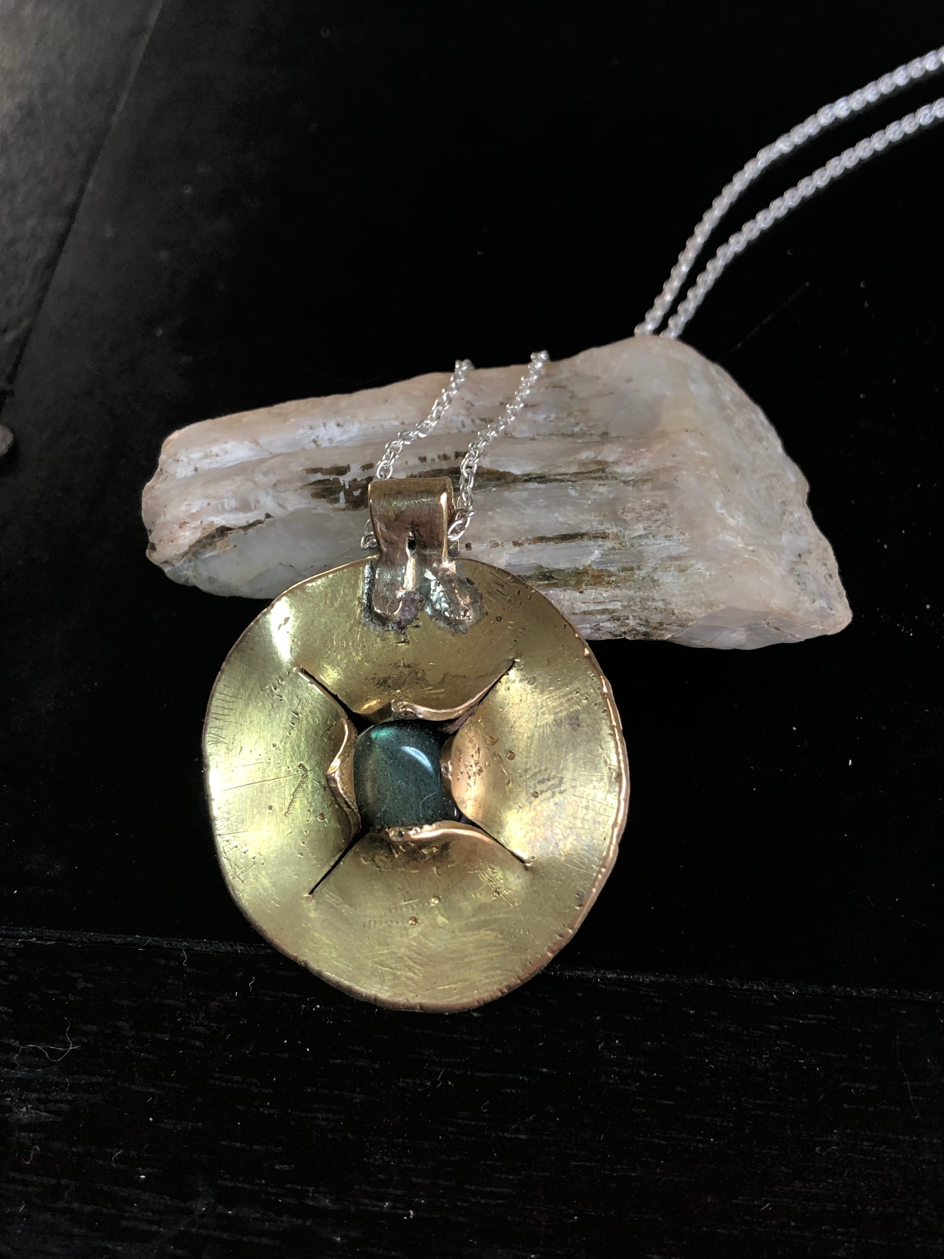 ラブラドライトの古代風ペンダント | Eden gemstone-Jewelry