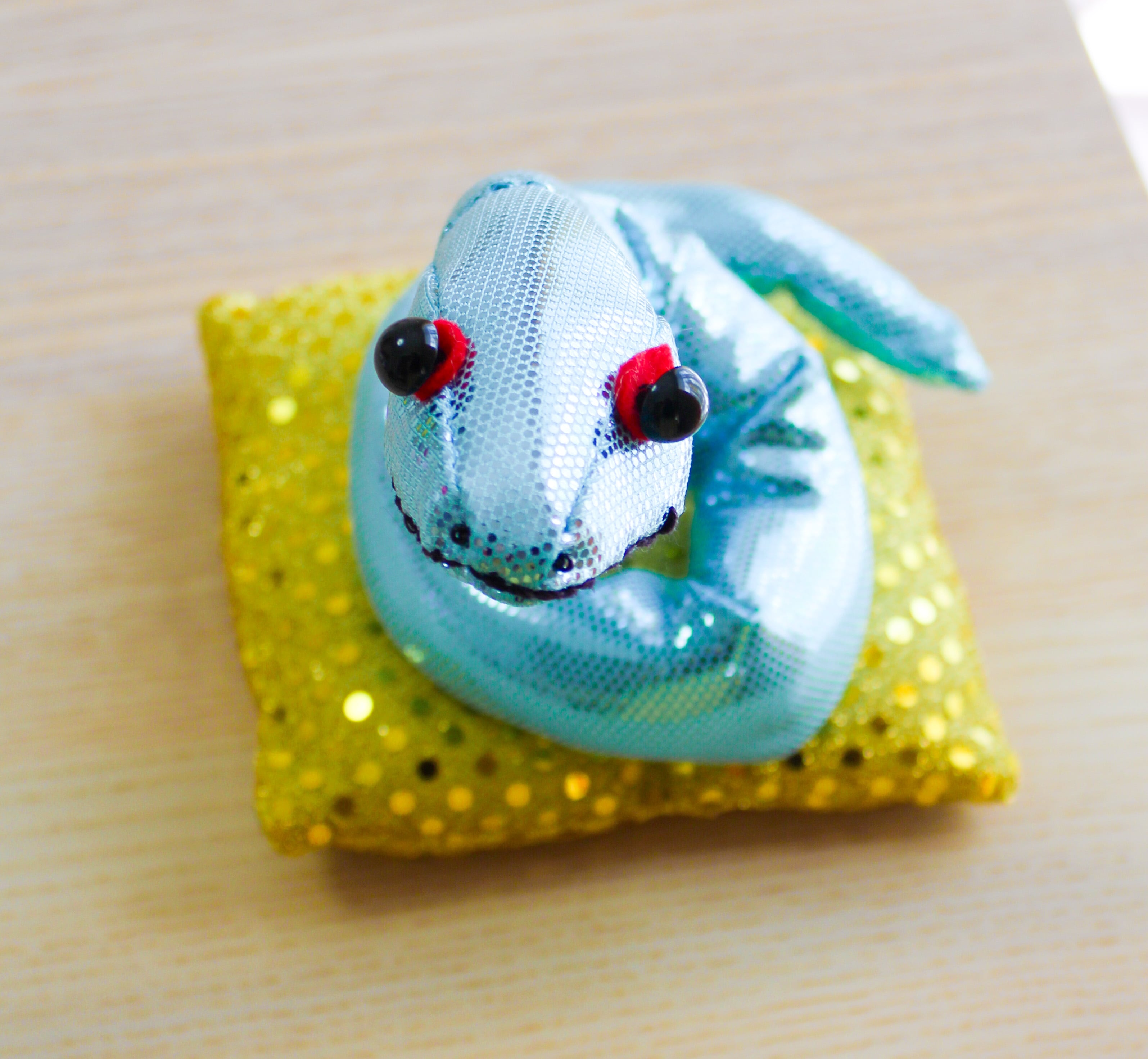 水色のヘビのぬいぐるみ | つくもぐるみの社