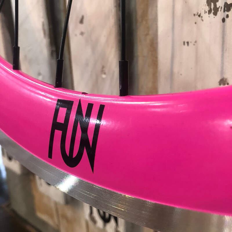FUN ライダーズカフェ　カメレオンホイール　フロント　クリンチャー　ピスト FUN 700C カメレオンホイール ※フロントホイール単品 ネオンピンク | FUN
