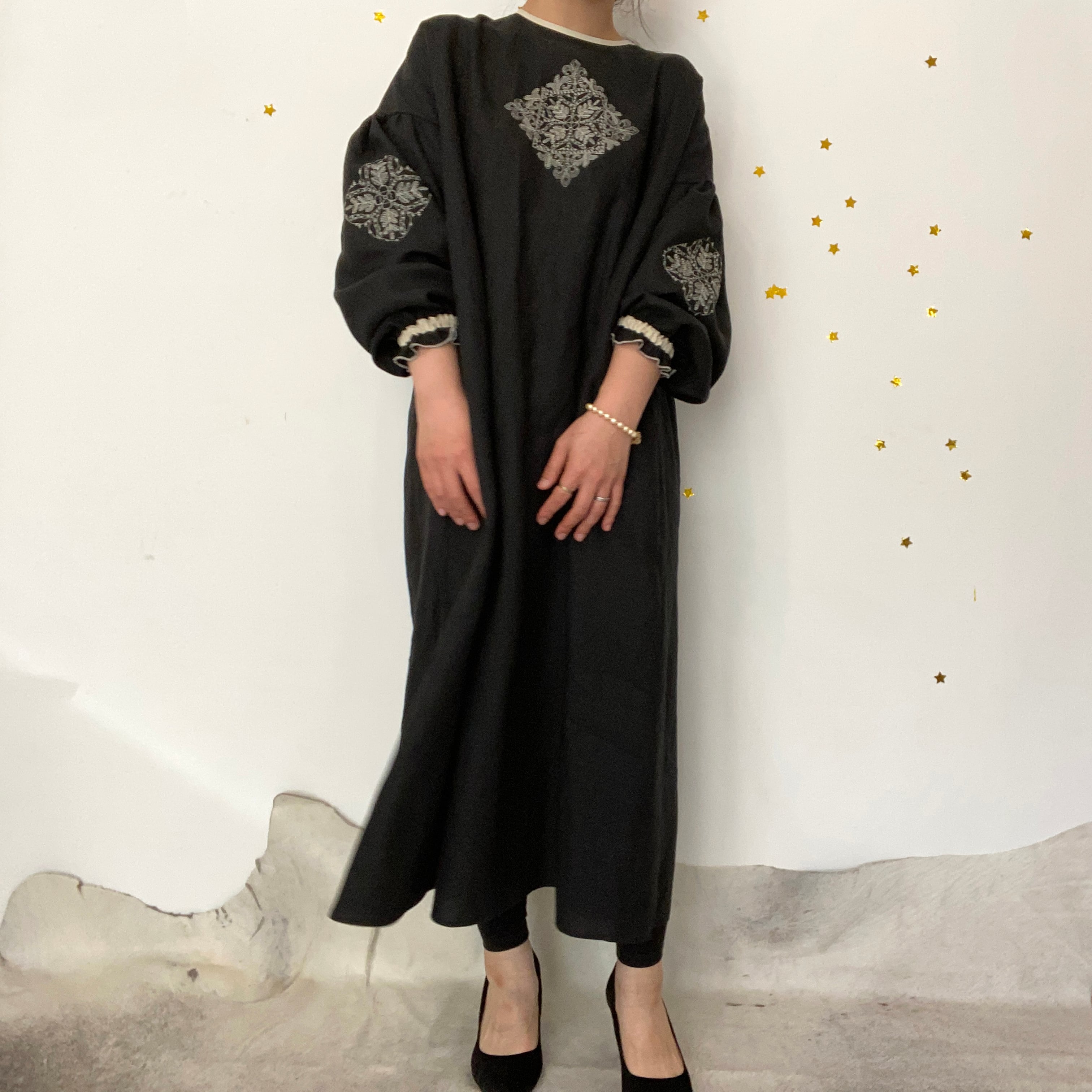 [ Ladies ] ソロチカ刺繍のリネンギャザーワンピース -black- | sandext powered by BASE
