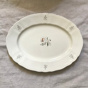クリーム色のオーバルプレート