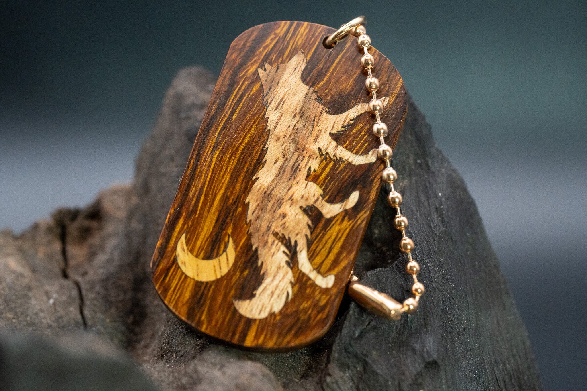 ※【砂漠の宝石】デザートアイアンウッド ドッグタグ 象嵌 闊歩