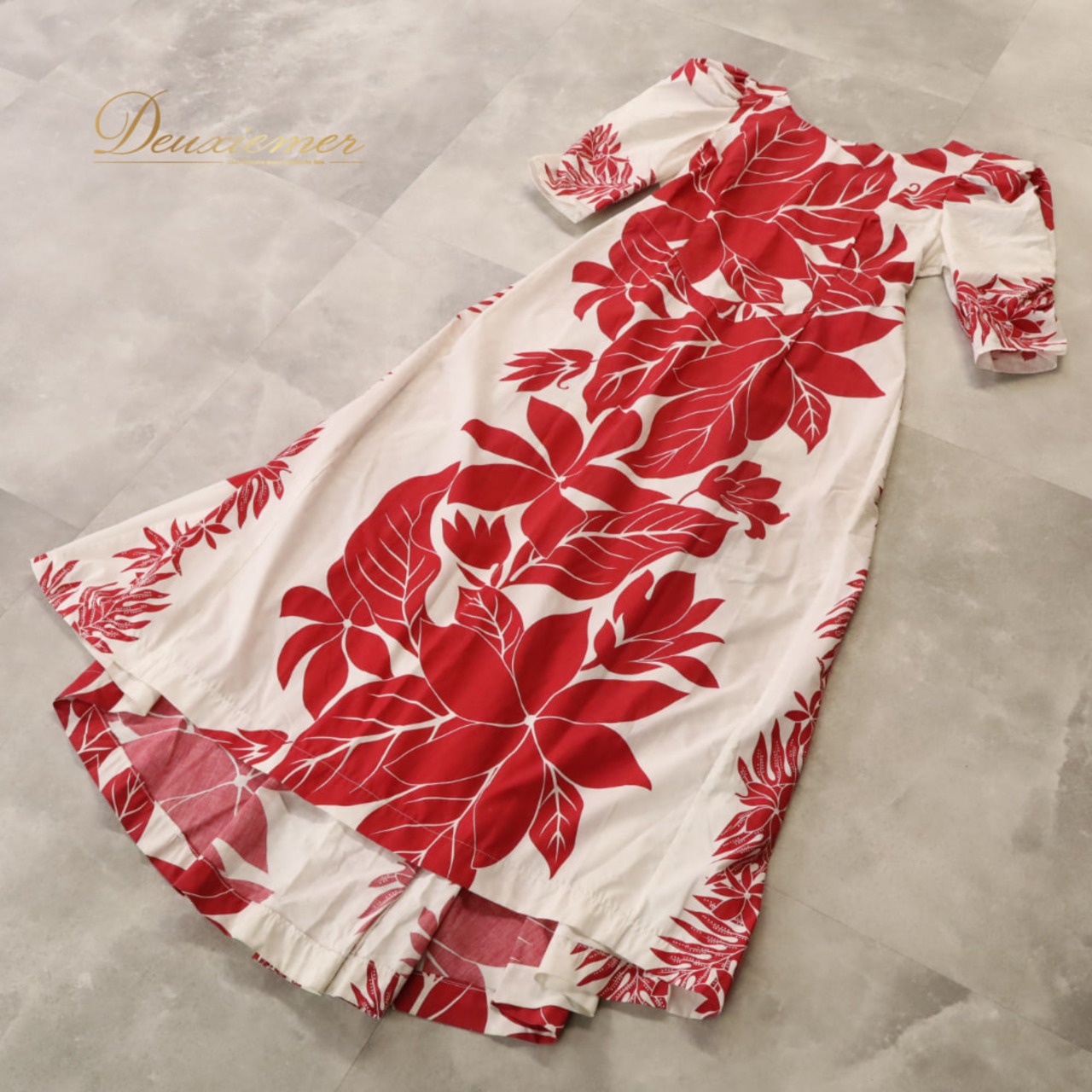 フラダンス 衣装 T&L MUUMUU FACTORY ムームーファクトリー ワンピース ドレス ホワイト系 ティアレ柄 花柄 植物柄 ハワアインプリント ハワイアン アロハ フラ ダンス レッスン 練習 ハワイアンダンス フレアスカート 白 赤 レッド系 華やか 鮮やか かわいい おしゃれ アシンメトリー