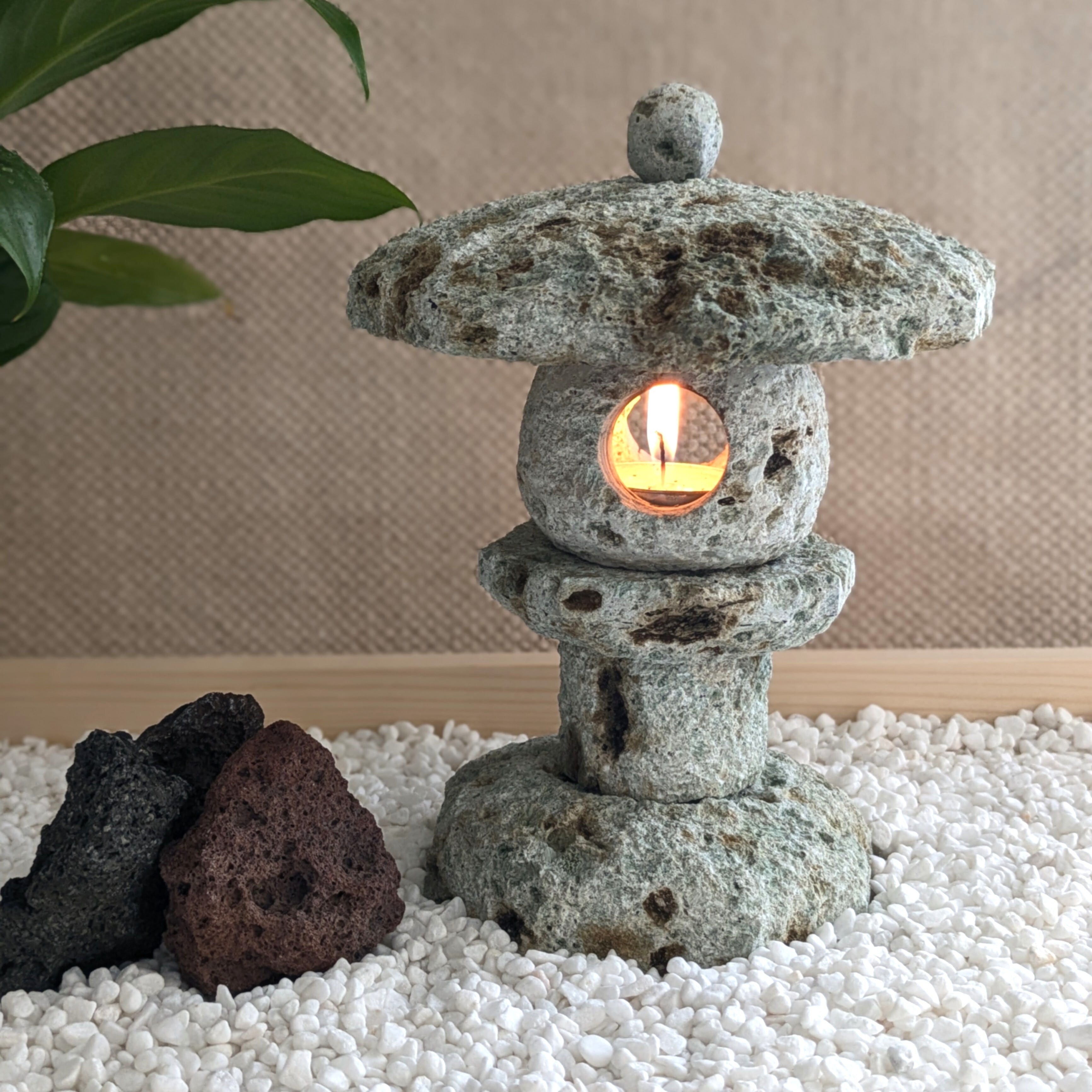 天然石の小さな石灯籠！ 来待石の古代六角雪見灯篭 | 1尺 - ISHIMOオンラインショップ