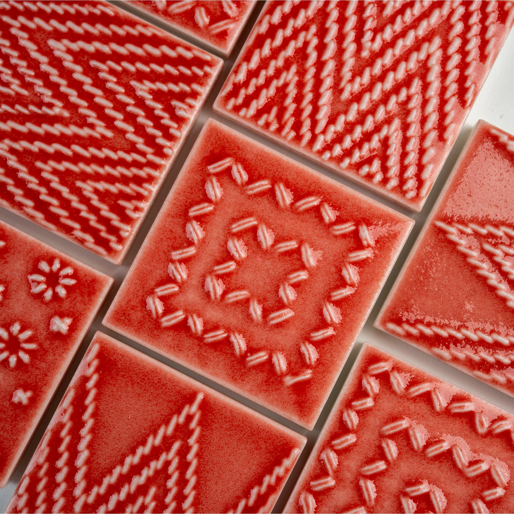 どんざタイル - 甚三紅色 - JINZAMOMI | Majolica Japan