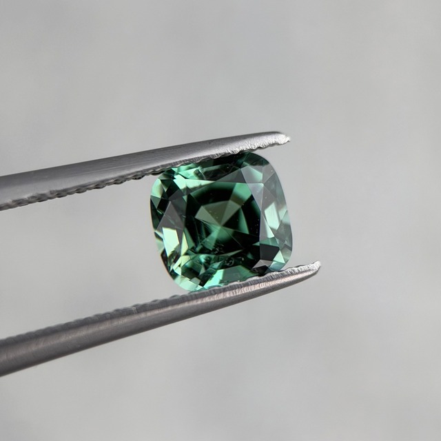 ブルーグリーントルマリン クッションカット 5.9x5.9x4.5mm, 1.03ct, ナミビア産