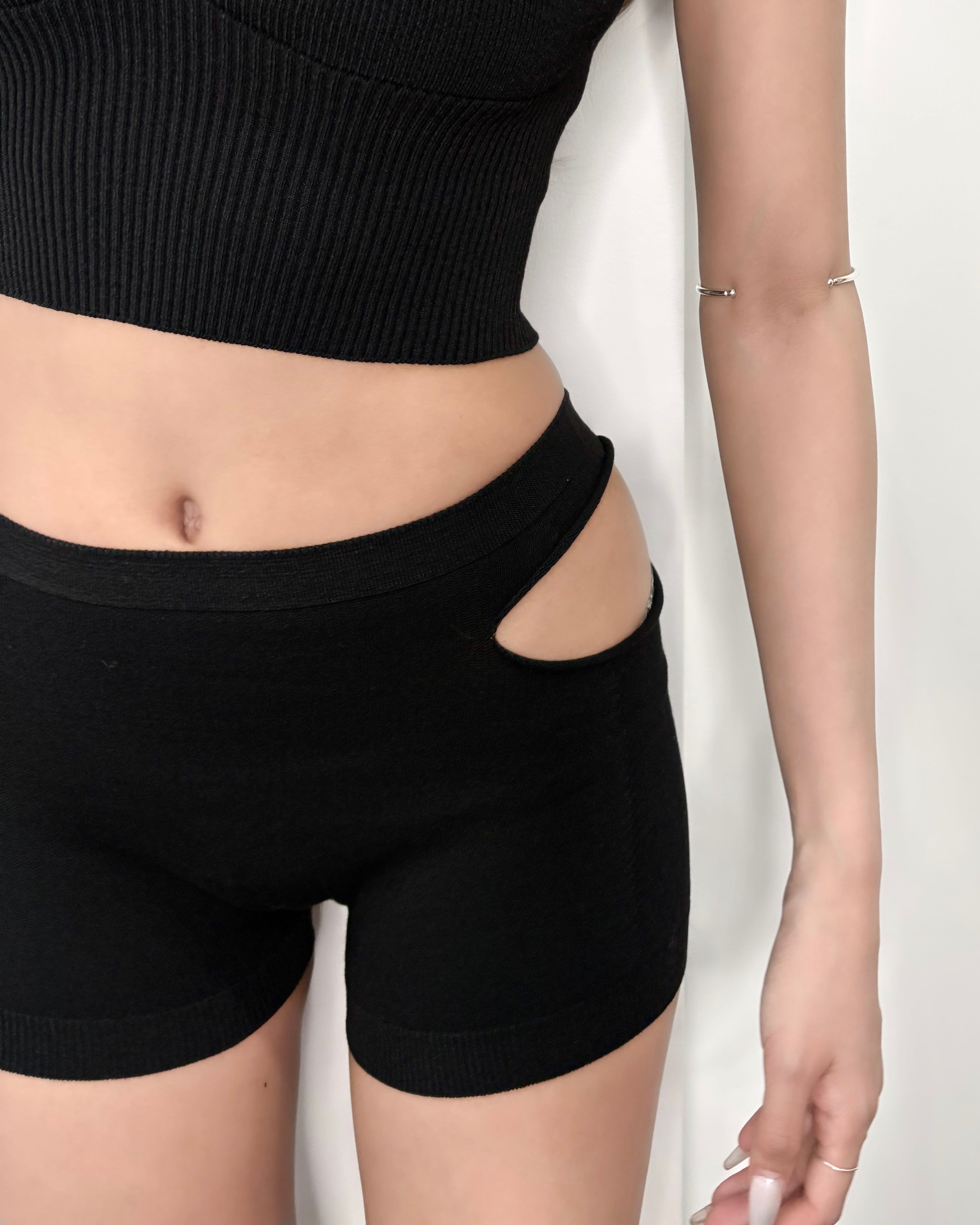 Side slit seamless brief / JUUKIFF