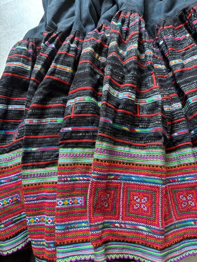 モン族スカート 104 ロング 裾ボリューム 贅沢に巻きスカート1枚使用 藍染布 手刺繍　bamiオリジナルパターン