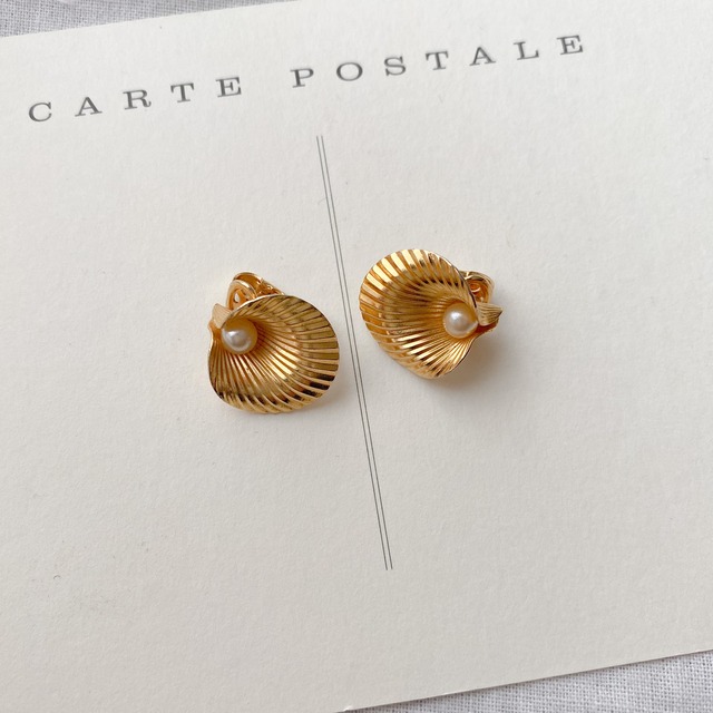Shell vintage earring