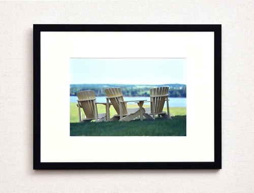 湖畔に置かれた椅子（カナダ）