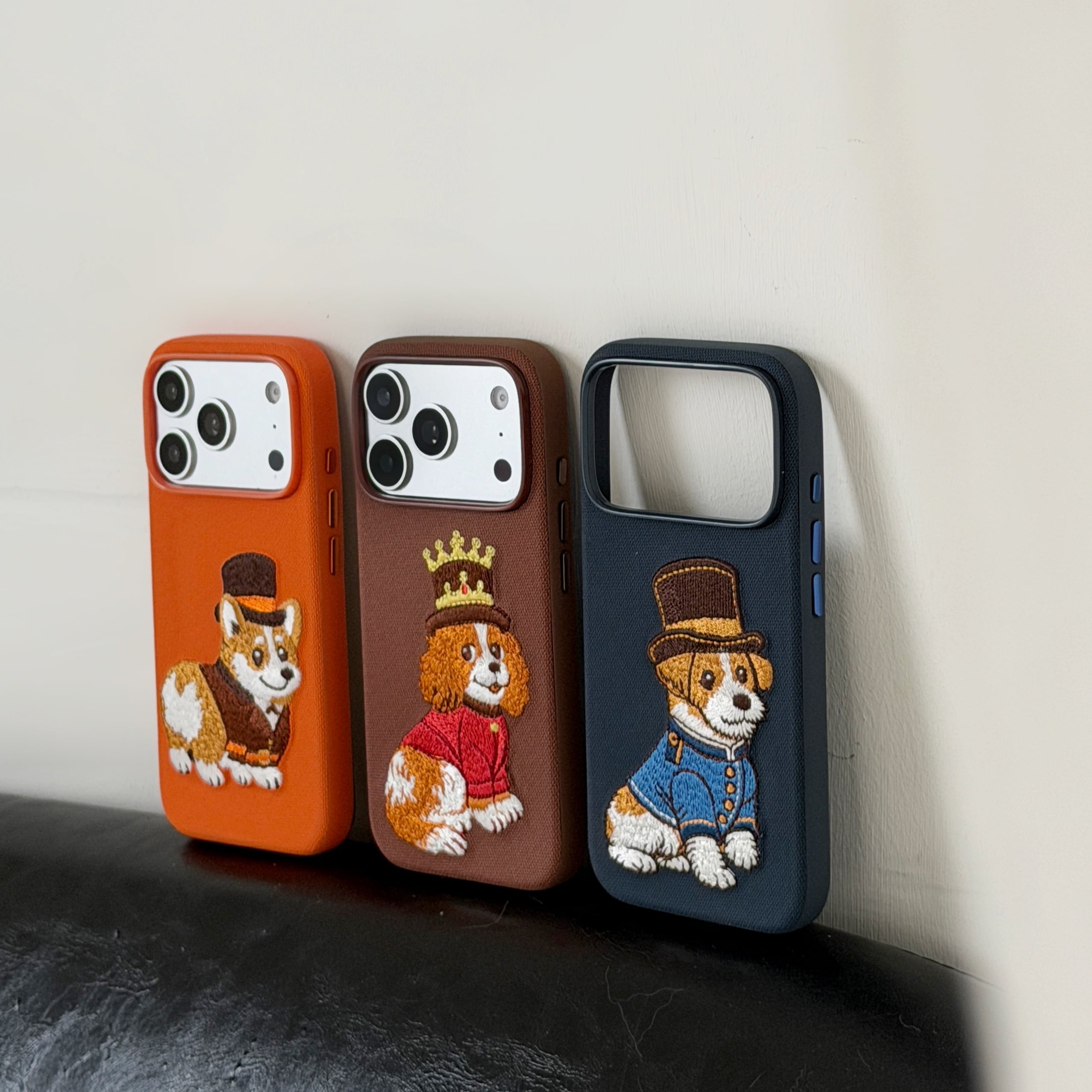 ワンちゃん 刺繍 iPhone 18 17 16 15 ケース ファブリック 耐衝撃