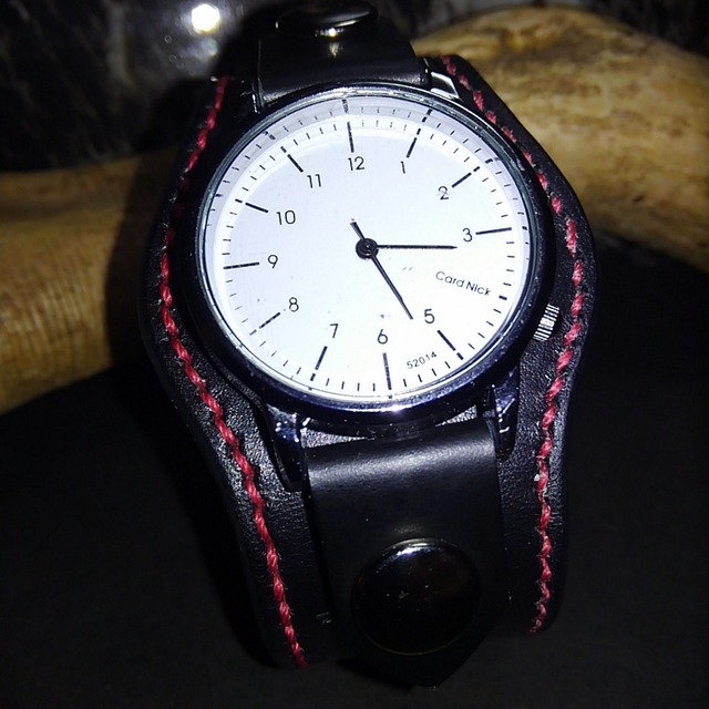 ブレスレット型腕時計