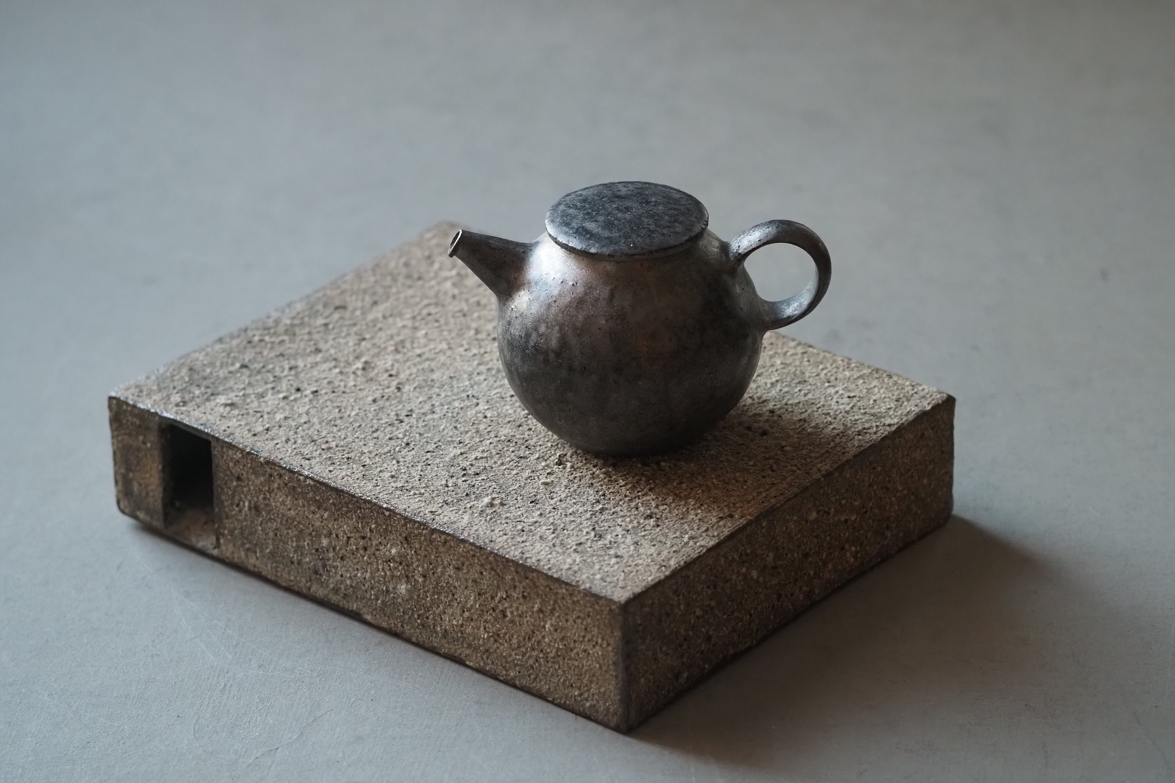 村上 躍 77. 白灰化粧箱型花器 | 陶屋なづな