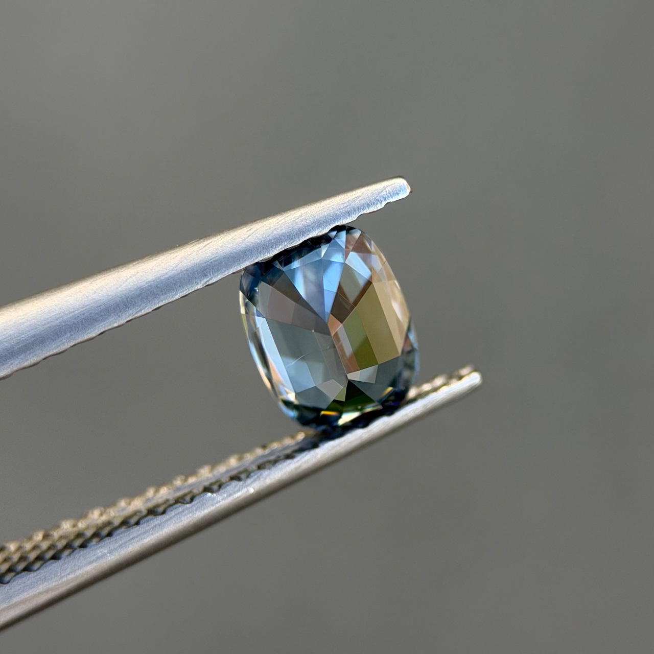 カラーチェンジジルコン 6.1x4.6mm, 0.95ct, ミャンマー産