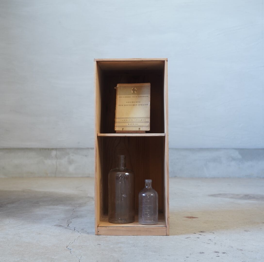 古い2段の木製棚