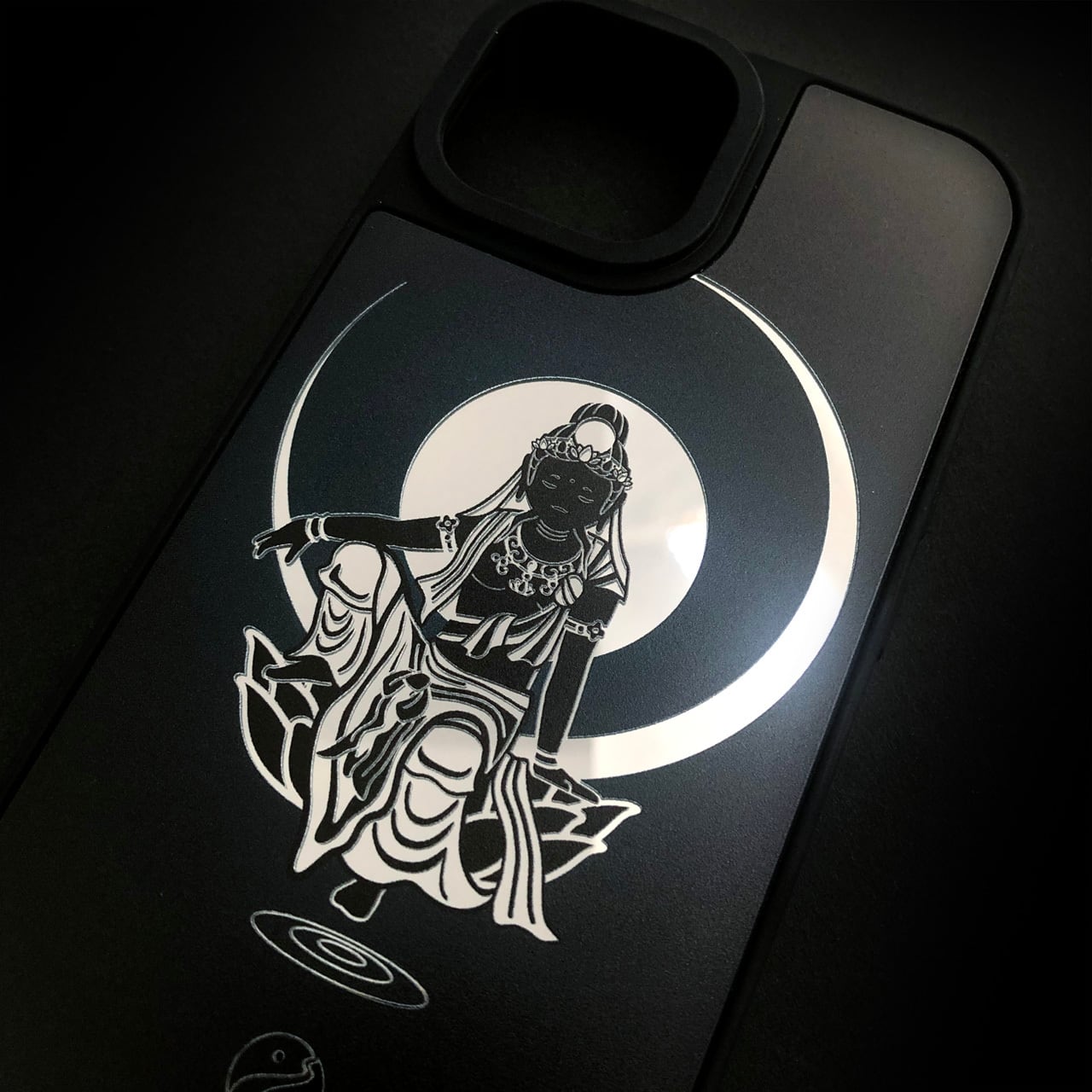 水月観音 ミラーiPhoneケース［Plus／Pro Max］〈仏像スマホケース