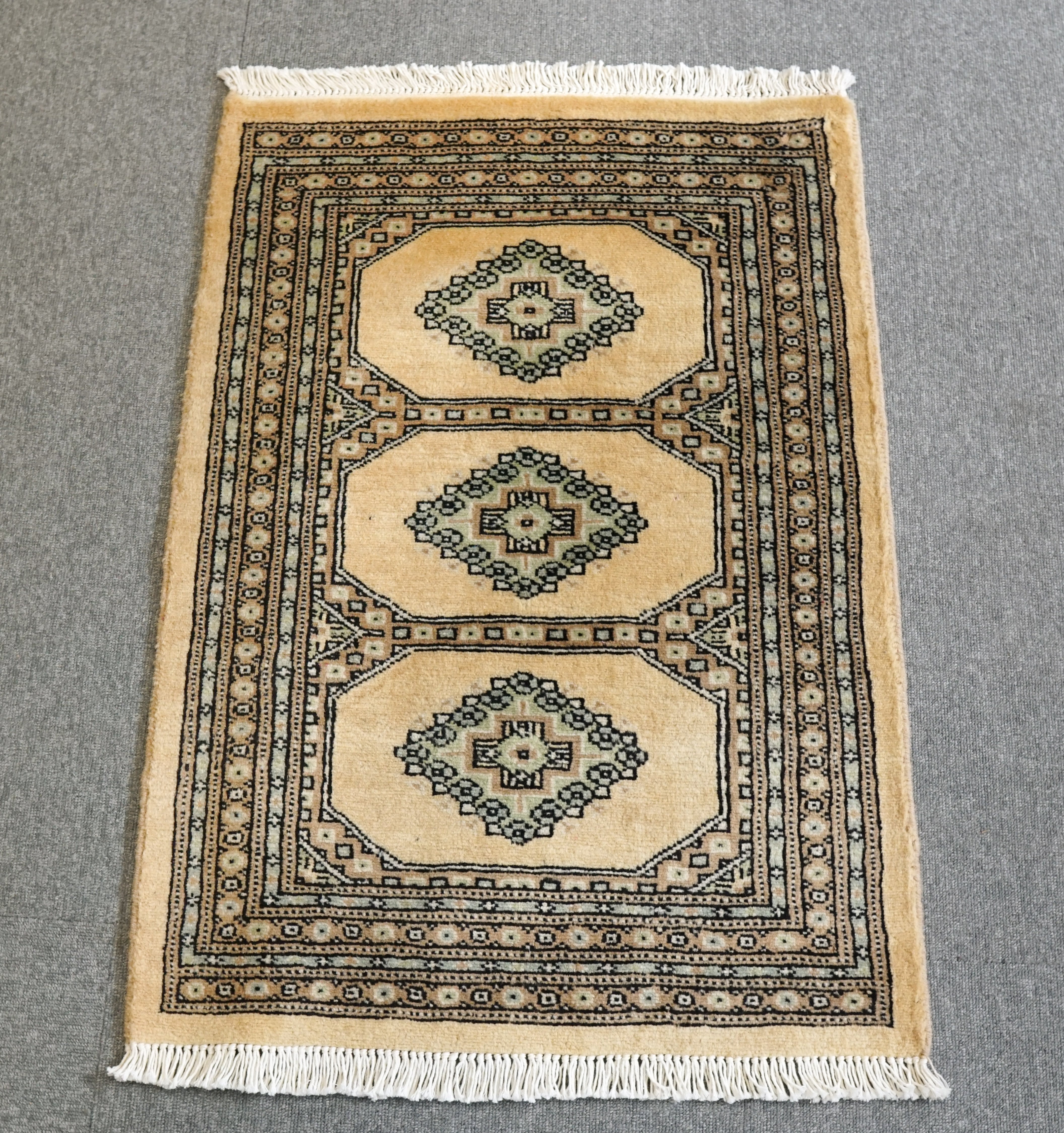 パキスタン 手織り絨毯 玄関マット size:88×61cm - カーペット