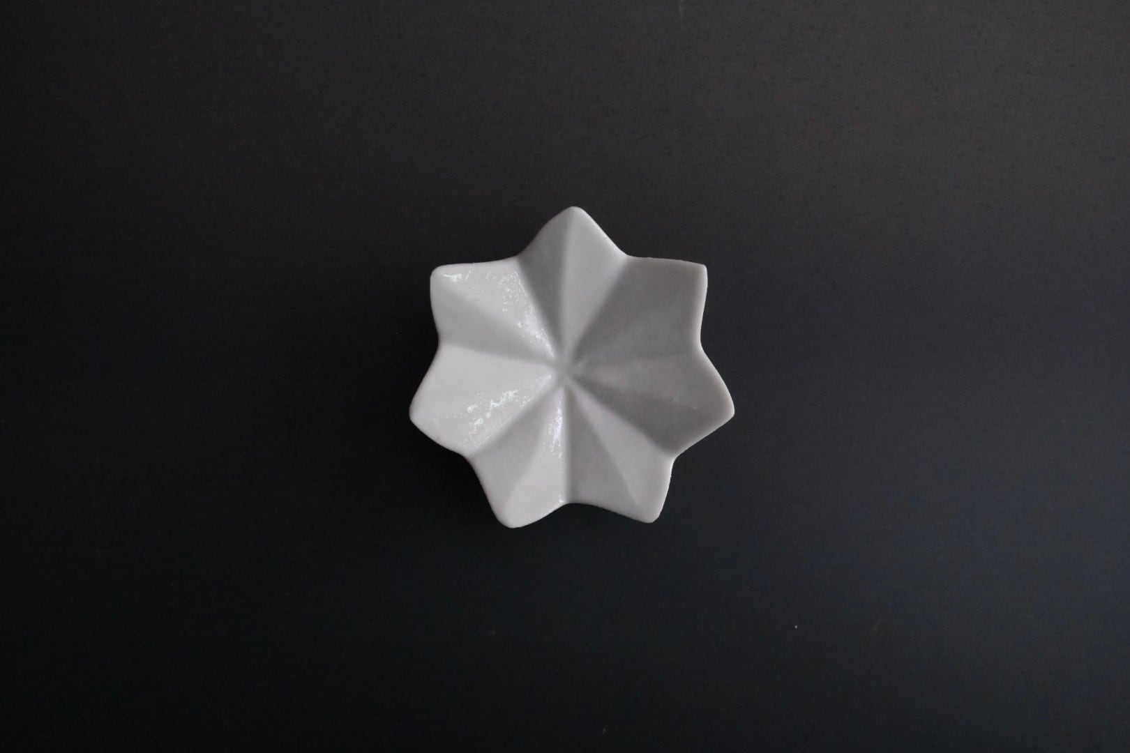 前田麻美 白磁七芒星豆々皿 | 鎌倉倶楽部 茶寮