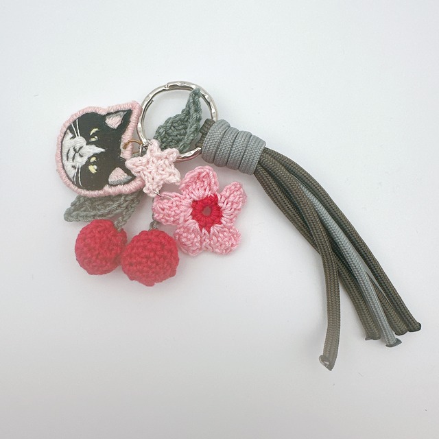 【S2-30　S2-31】刺繍キーホルダー　黒ハチワレ猫