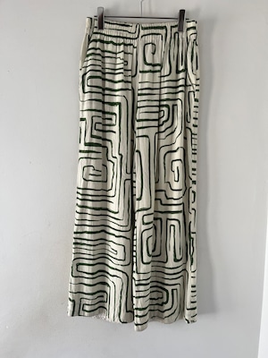 洗練されたムードのパンツ