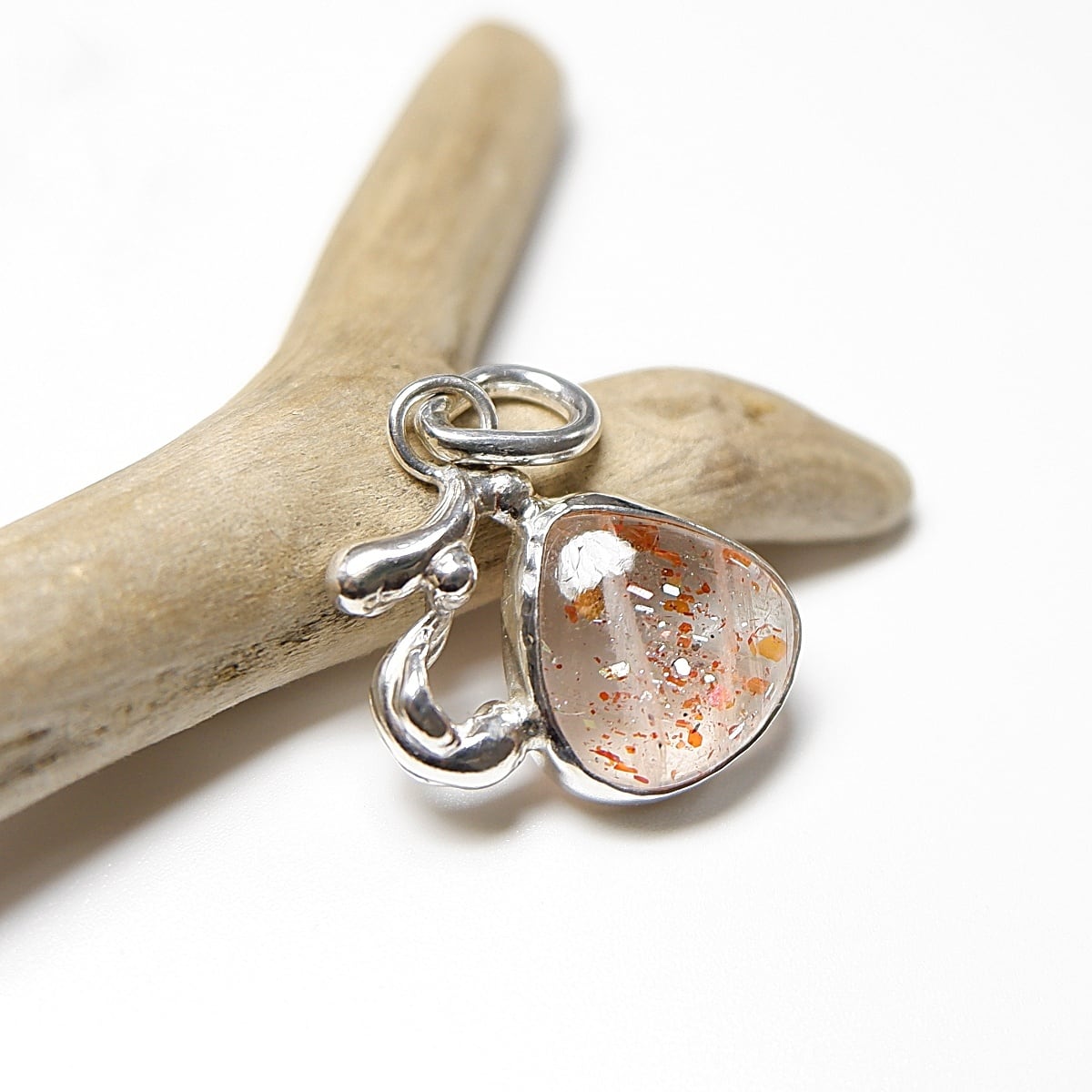 舞い踊る七色紙吹雪～ レインボーコンフェッティサンストーンの