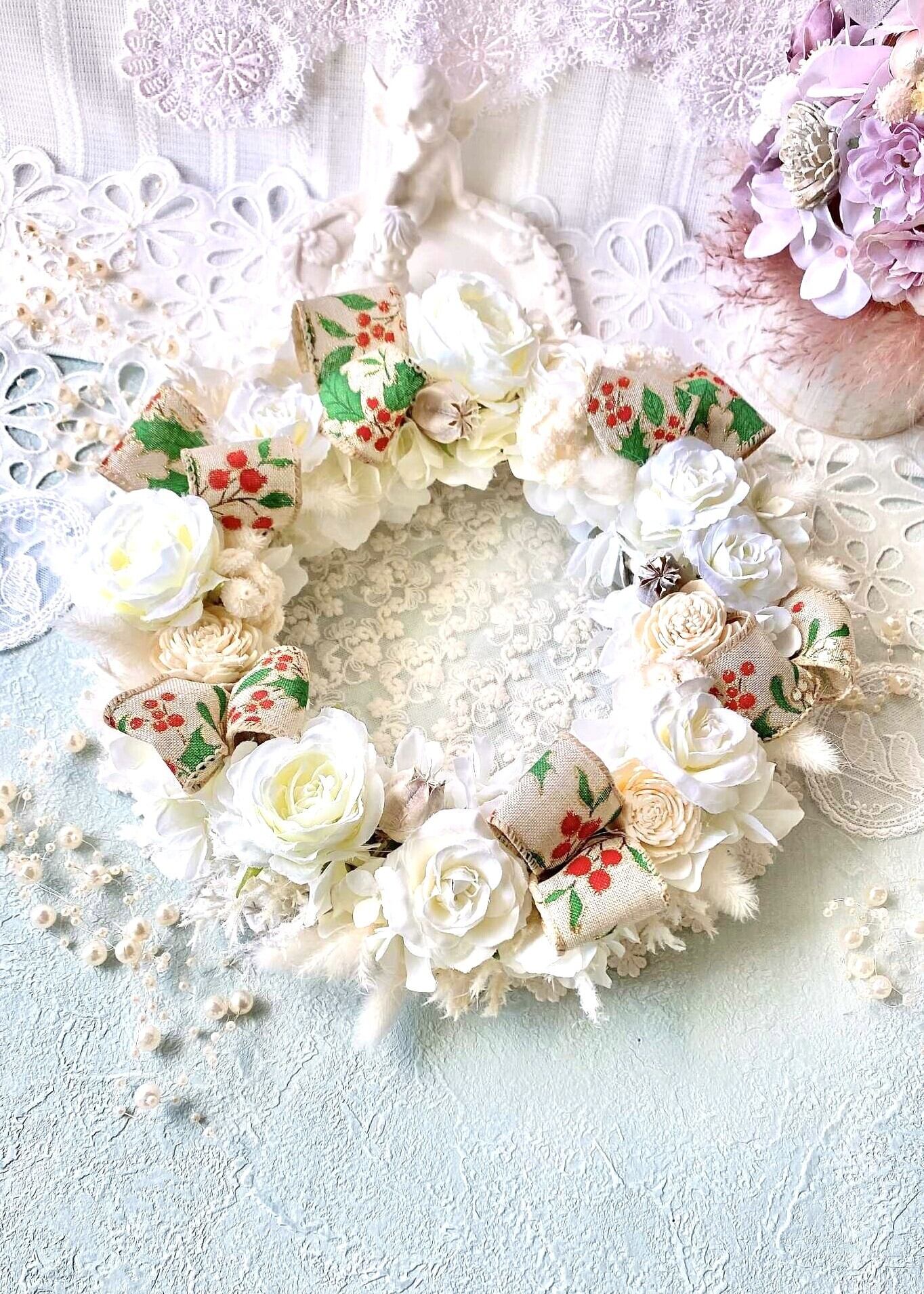 【WR-007】柊リボンのホワイトクリスマスリース｜上品で華やかな冬の贈り物｜ナチュラルインテリア・ギフトにもおすすめ