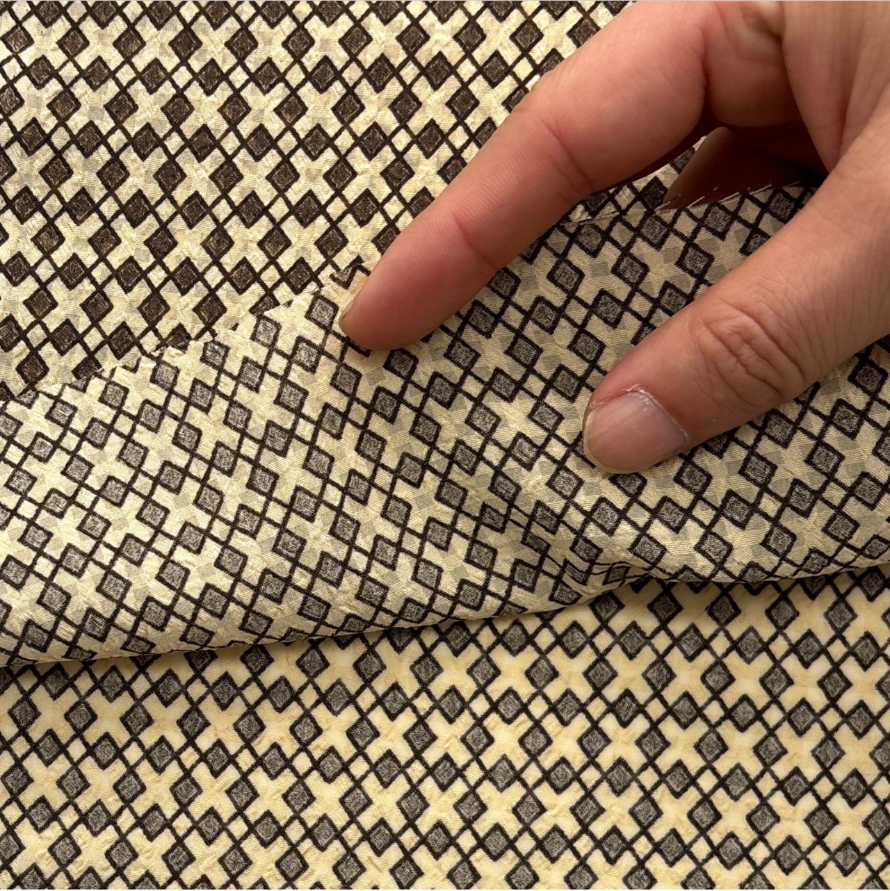 ★CT192◆オーダー50cm単位◆ポリエステル100%シースルーふくれ織り生地◆柄物◆ベージュ×ブラック