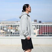 余白のあるシルエットが特徴の新作カバーオールとカフスショーツのセットアップスタイル