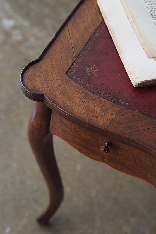 渋い赤色.革天板のサイドテーブル- leather top side table