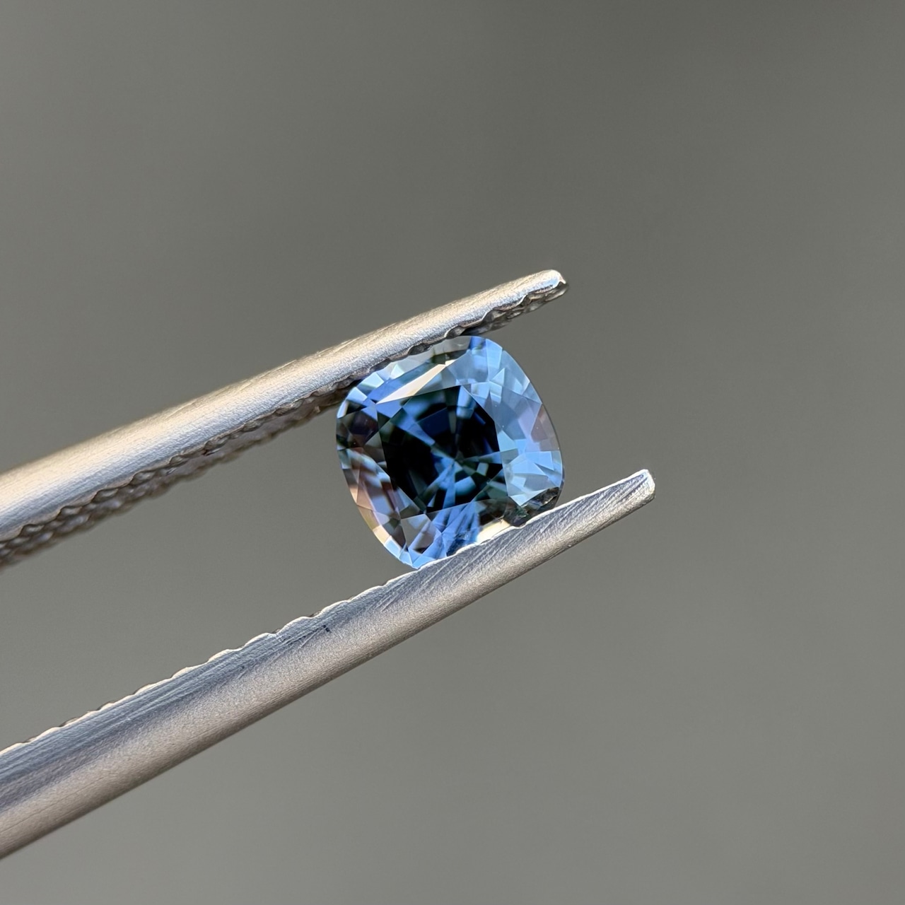 カラーチェンジジルコン 4.6x4.5mm, 0.64ct, ミャンマー産