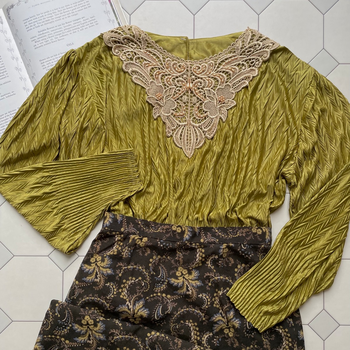 mustard color lace & pearl top 〈レトロ古着 マスタードカラー レース＆パール トップス からし色 ブラウス