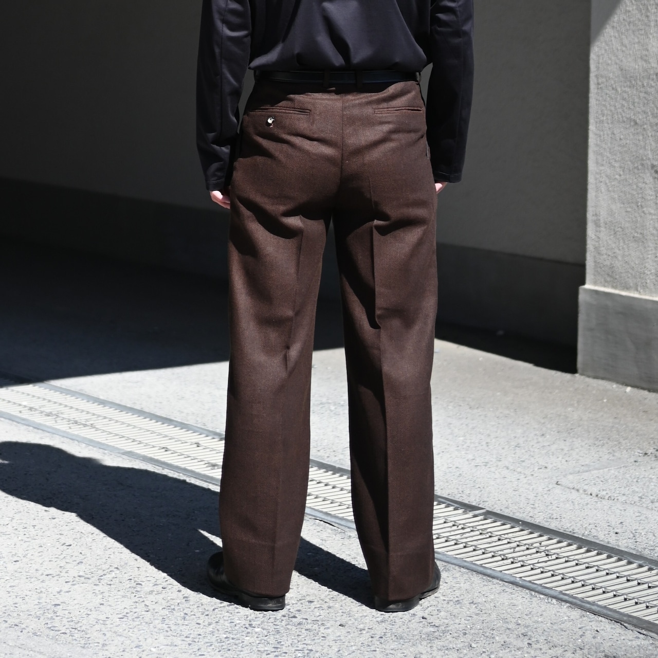 INTERIM / INDIA WOOL CLASSIC HERRINGBONE WITH LEATHER PIPING 2-TUCK STRAIGHT SLACKS