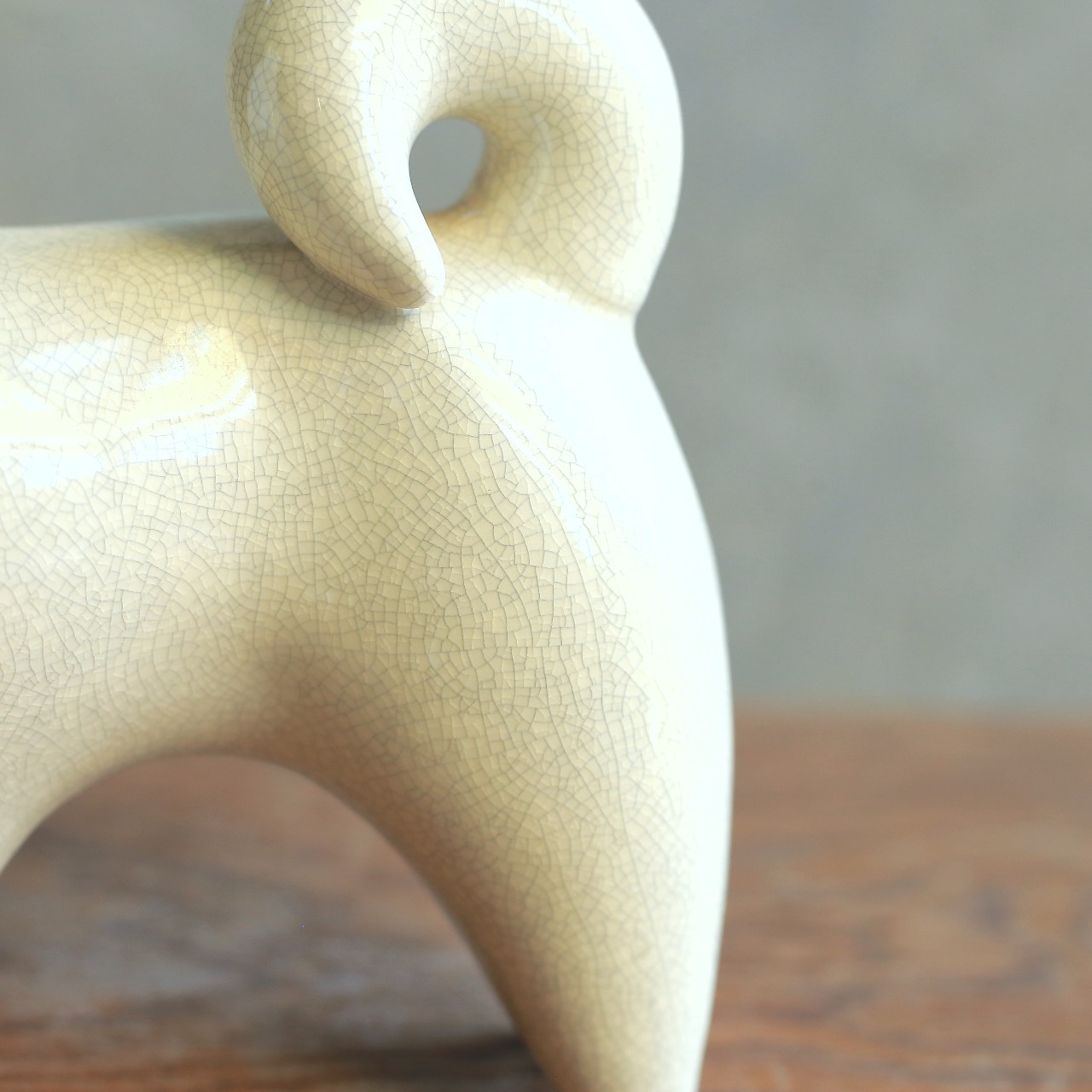 コロンとなめらかな、磁器の白い犬 3