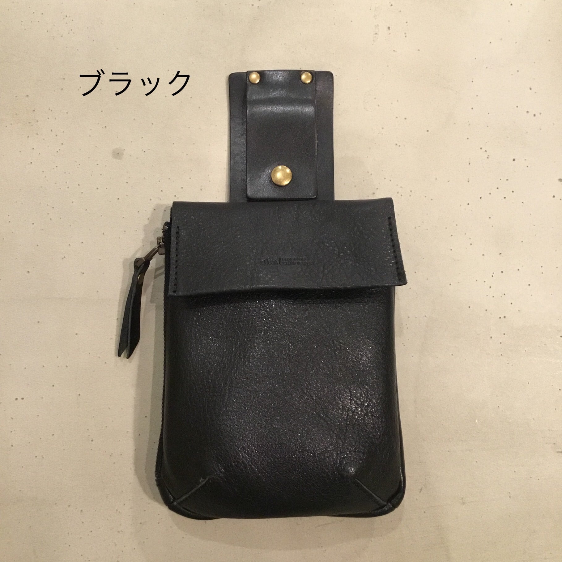 ポケット代わりに！ 小ぶりの牛革ベルトポーチ「縦型フラップ