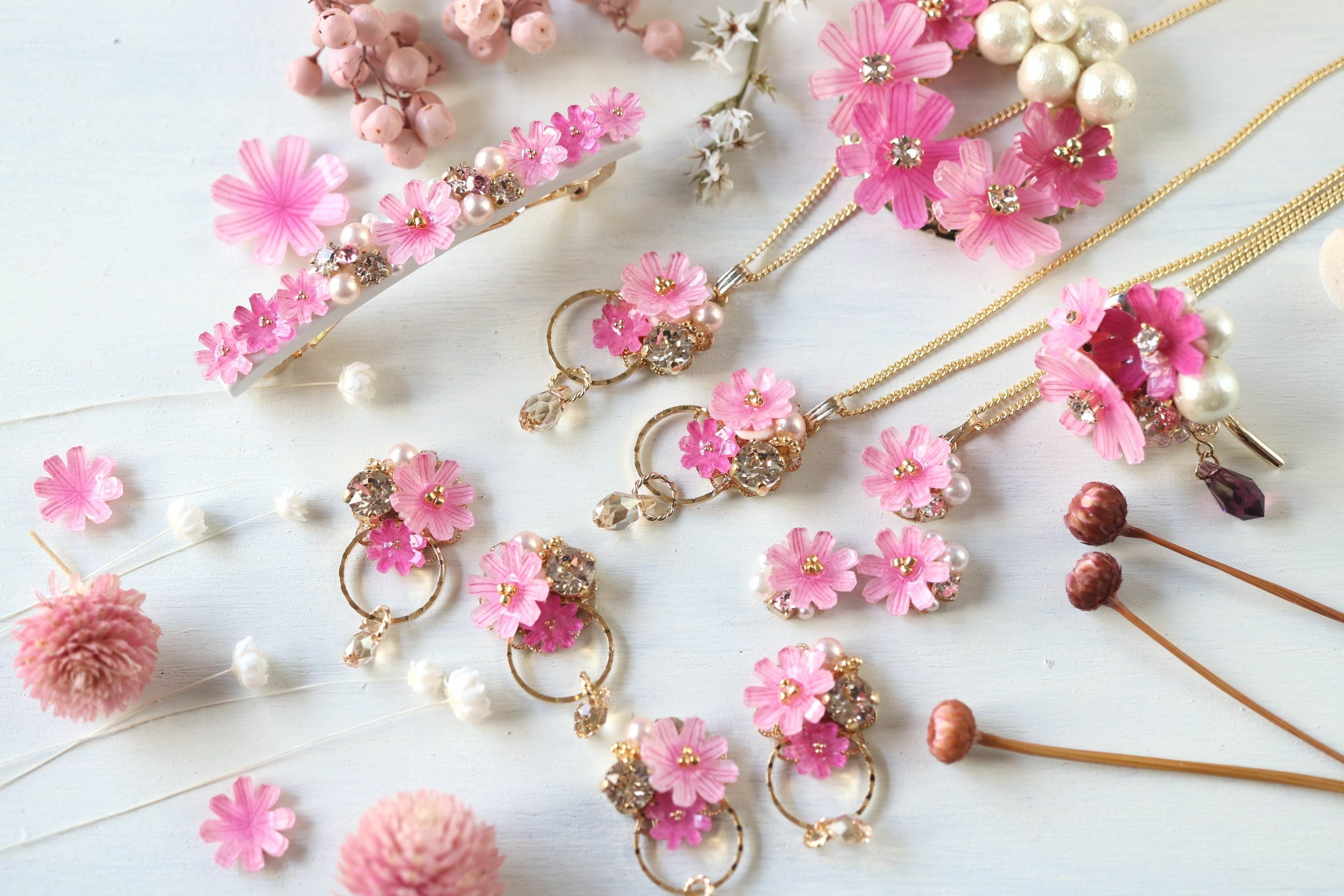 秋の花、コスモス＊揺れるスワロbijouのピアス／イヤリング | 大人 