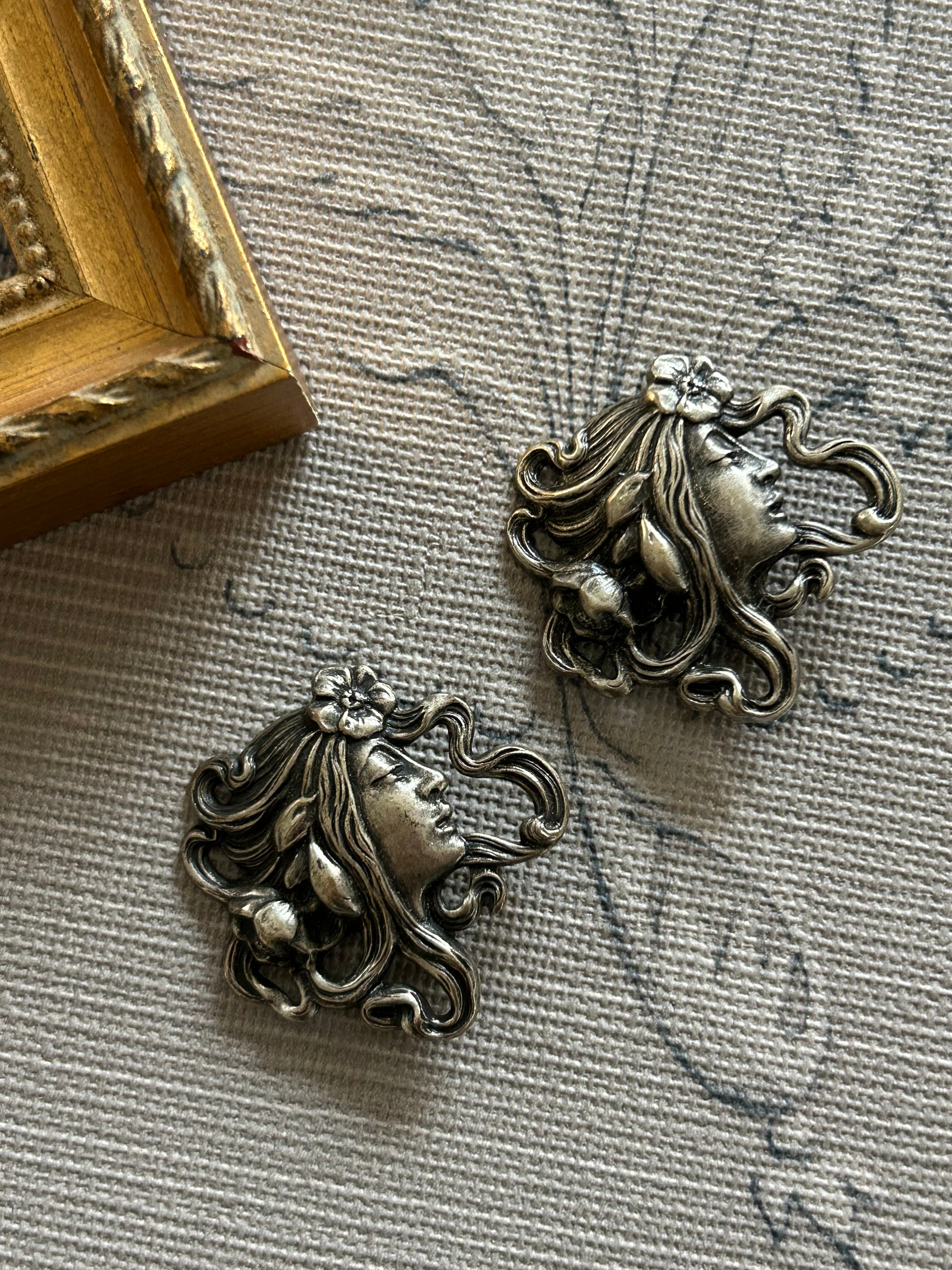 USA Vintage スタンピング アール・ヌーヴォー 女性の横顔のブローチ 銀古美 デコレーション材 アクセサリーパーツ インテリア小物 撮影小物