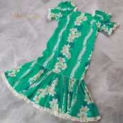 フラダンス 衣装 ワンピース ドレス グリーン系 Royal Creations ハワイ製 プルメリア柄 モンステラ柄 ハワイアンプリント アロハ フラ ダンス レッスン 練習 ホワイト系 緑 白 華やか 鮮やか フリル かわいい おしゃれ プリント ハワイアン リゾート ファッション