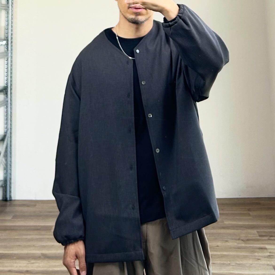 美品 アドーア ノーカラーブルゾン 圧縮ウール 薄手ライトアウター ブラック 美品 アドーア ノーカラーブルゾン 圧縮ウール 薄手ライトアウター