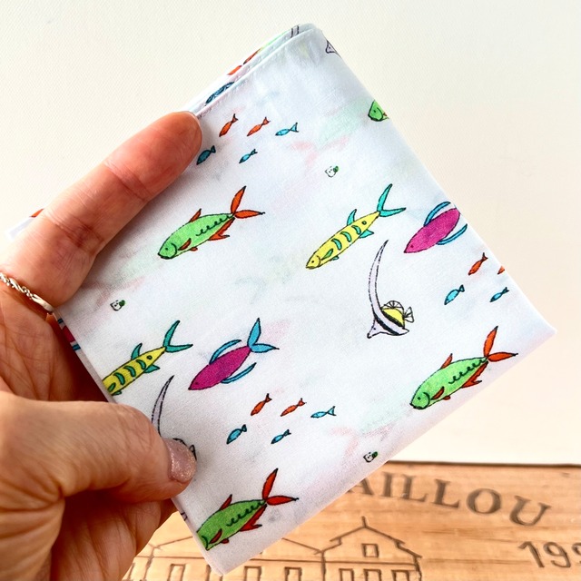 fishes ｜ 海をまとうハンカチ