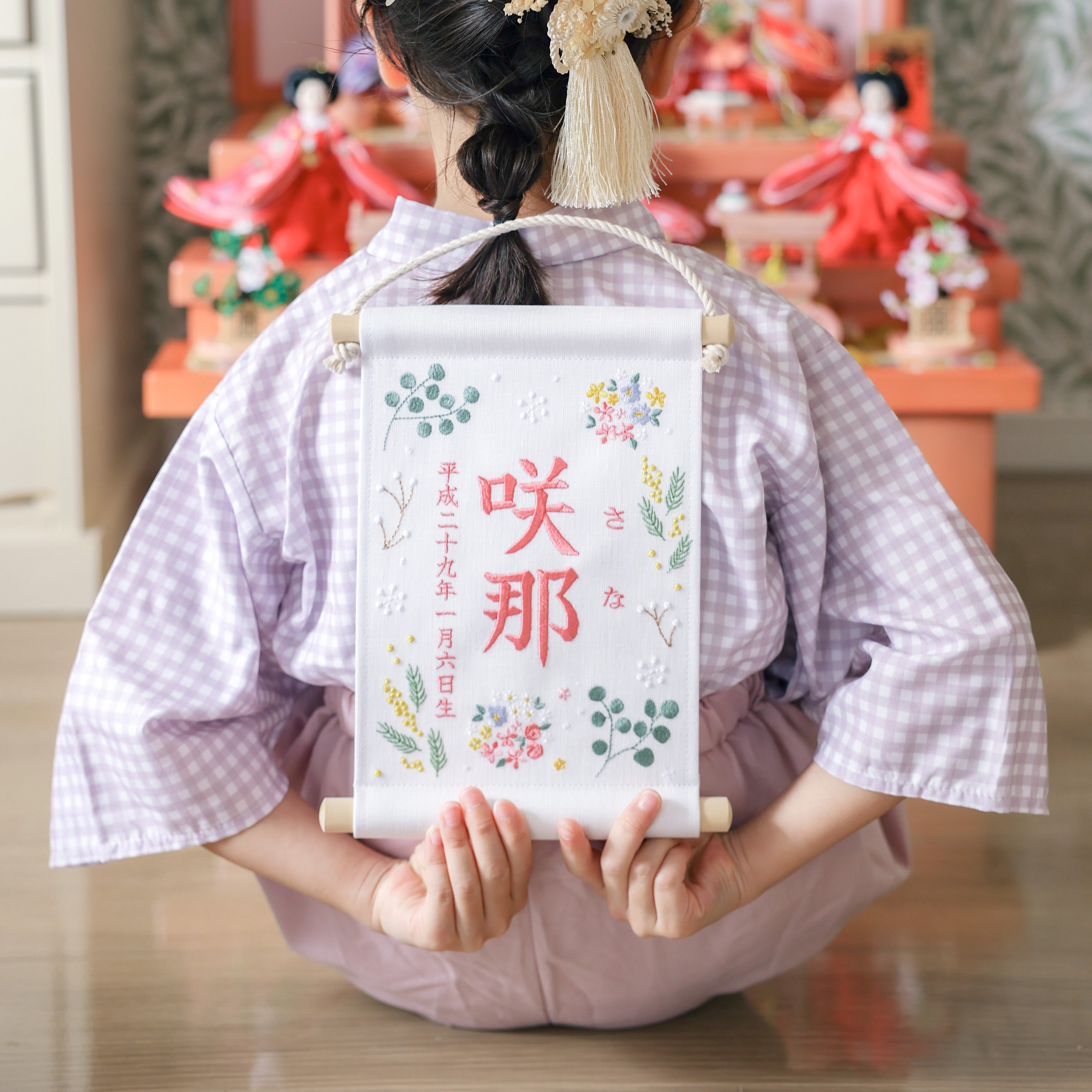 スタンド付】小さな刺繍命名タペストリー《ボタニカル/ホワイト/暖色