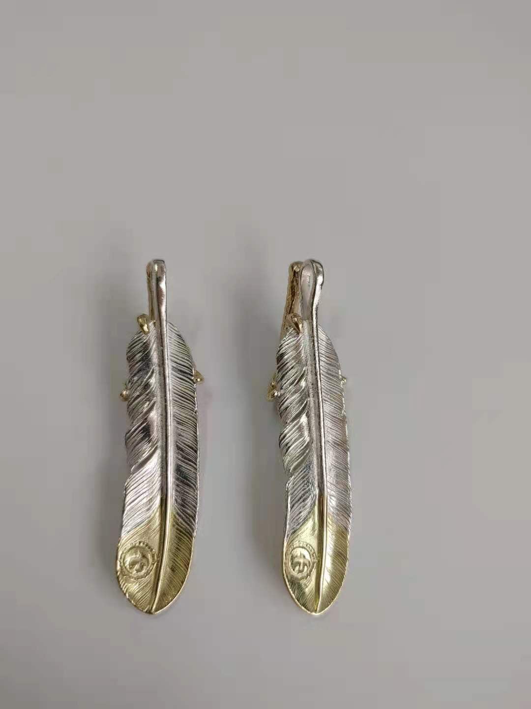 ゴローズ 金爪先金特大フェザー左向き | 西日暮里駅にある