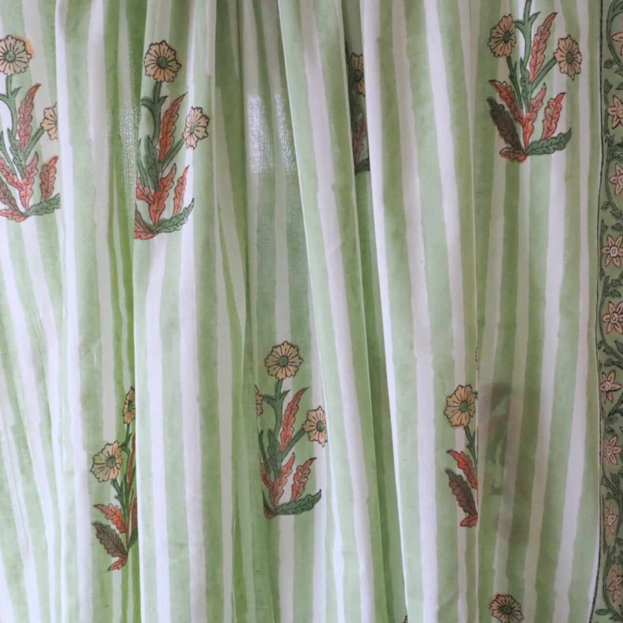 ブロックプリント生地【50cm単位】インド綿 片耳デザイン付き ストライプ/花柄 白×グリーン×オレンジ #56726-WT2