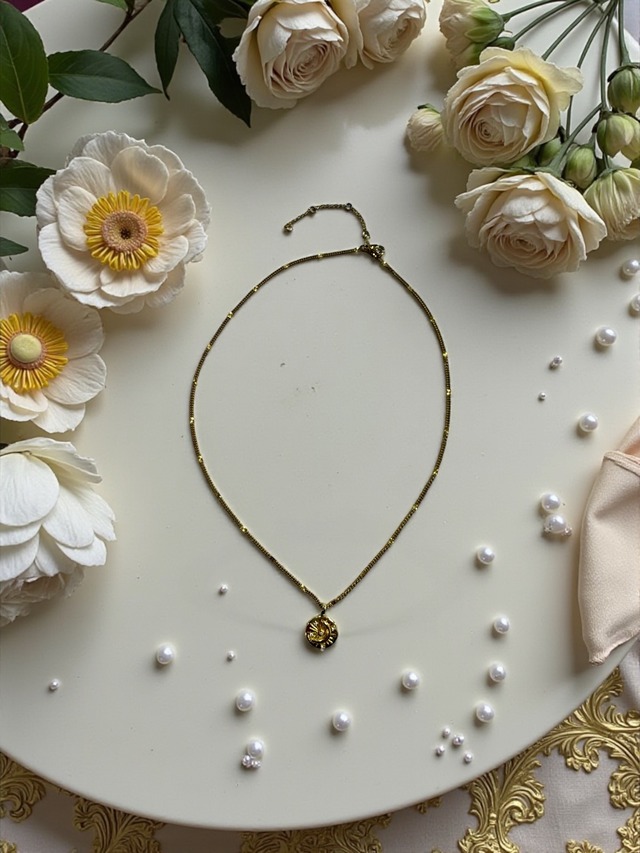 Moon Crest Necklace｜運命を照らす三日月ネックレス